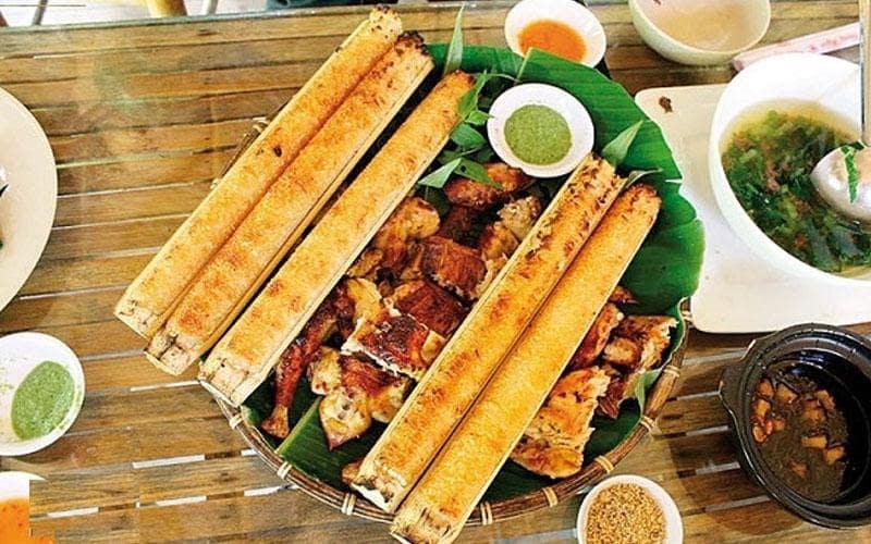 Cơm lam kết hợp với thịt gà nướng tạo nên hương vị thơm ngon đậm đà